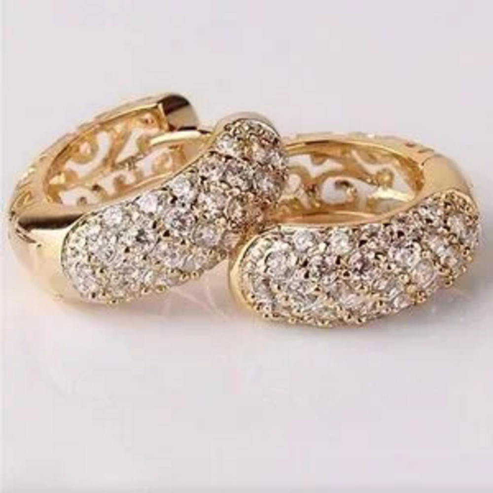 Elegant Gold Glow Hoop Earrings